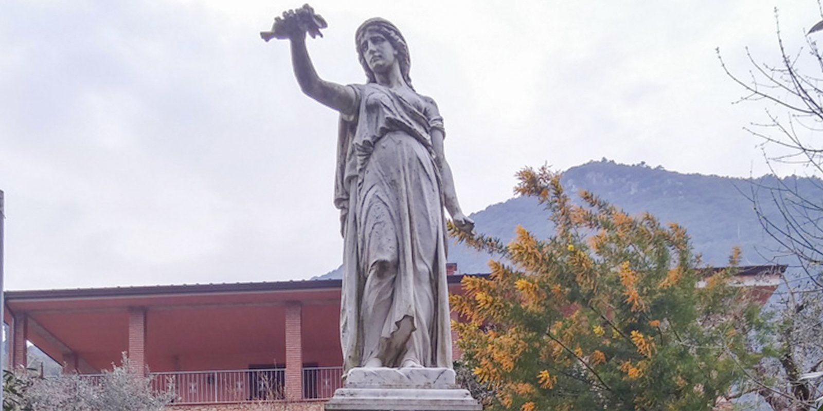 Il Monumento ai Caduti a Valdicastello Carducci