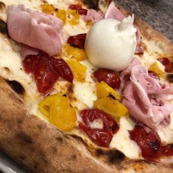 Pizza e mozzarella I Partenopei a Viareggio