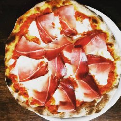 Pizza alla Pizzeria La Corte di Pietrasanta