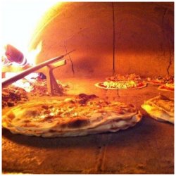 Pizza cotta a legna Pizzeria Vado e Torno a Camaiore